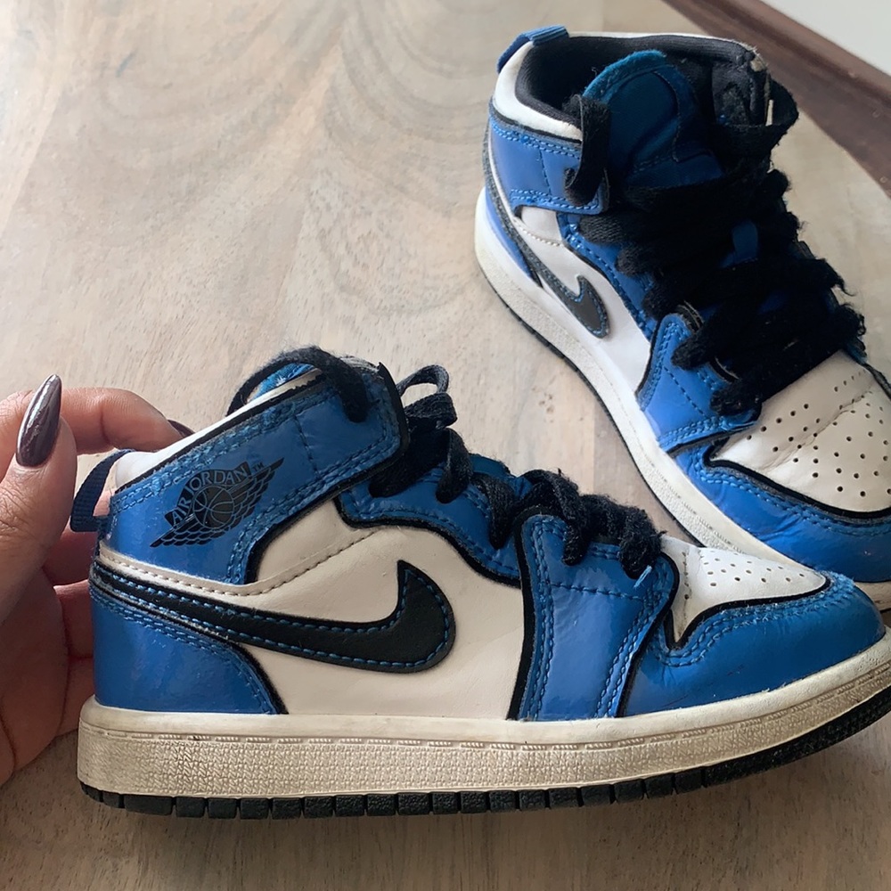 AIR JORDAN 1 MID SE GS “signal blue”